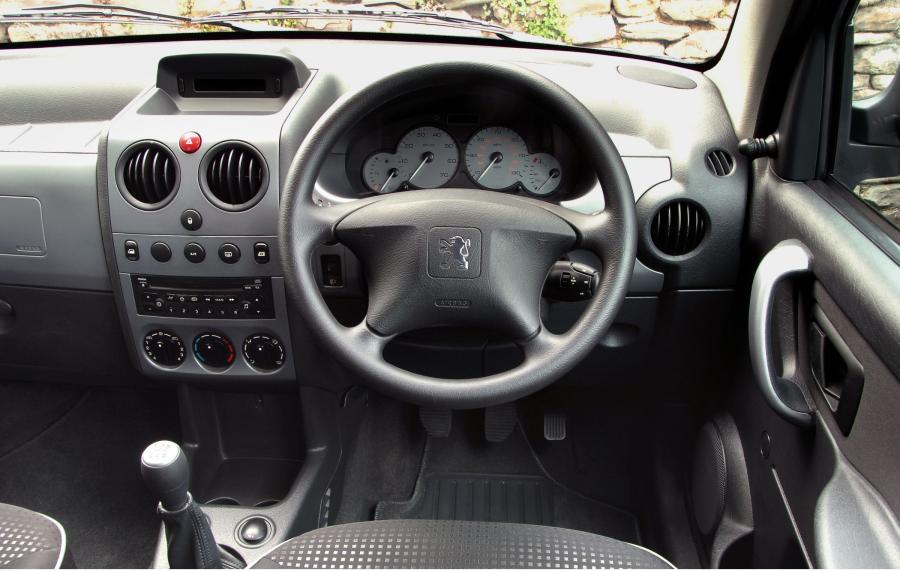  Peugeot Partner Tepee 2003 года  (фото 9 из 22)